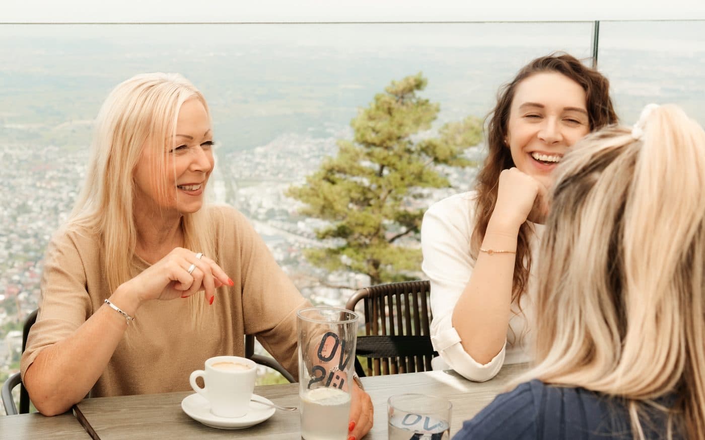 Kaffeerunde nach dem Mittagessen auf der Terrasse