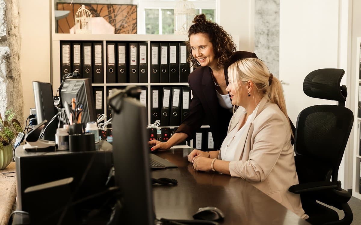 Belege am Computer einreichen: Arbeitsplatz mit zwei Monitoren