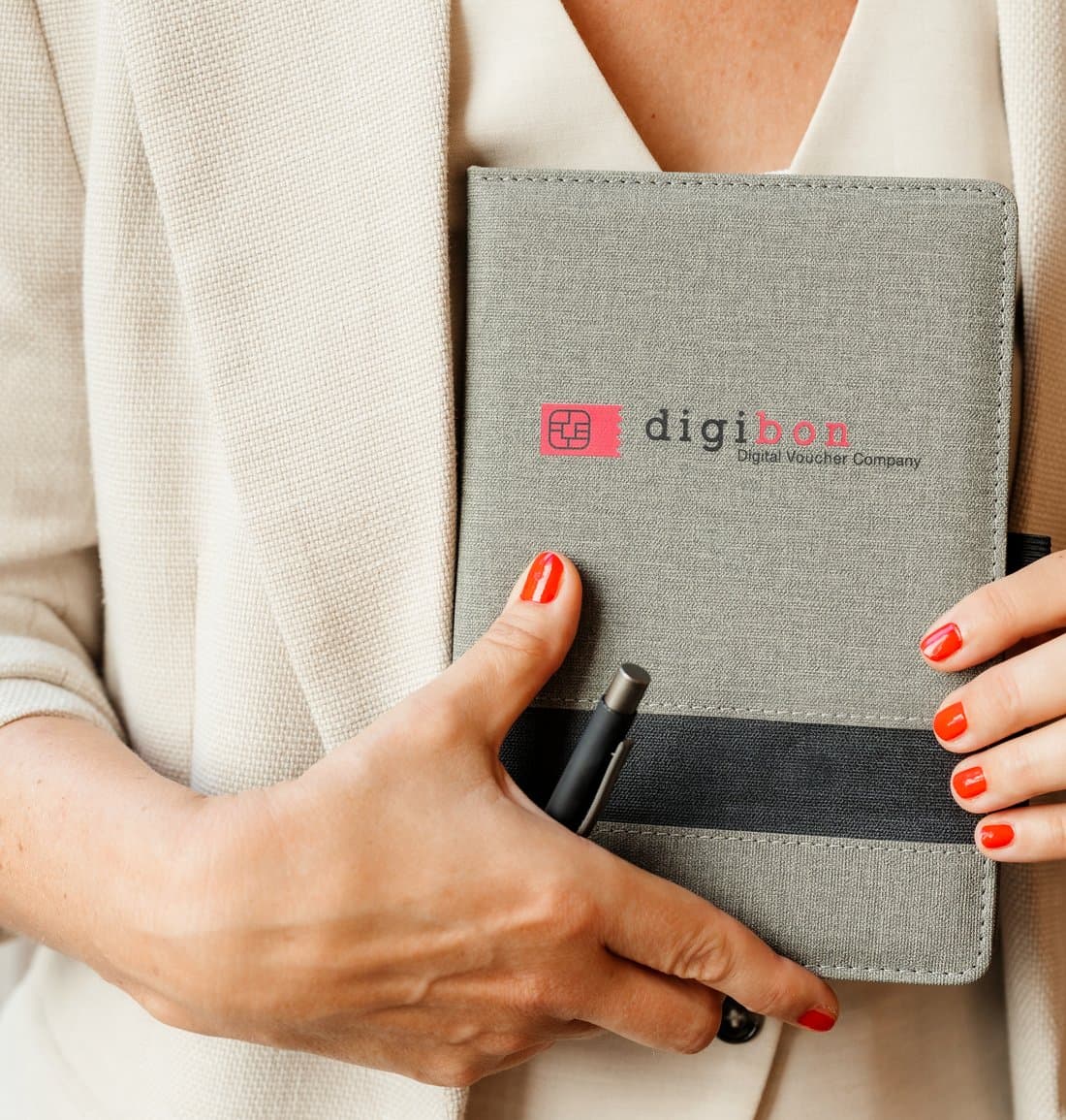 Die digibon-Mappe in den Händen: kein Guthaben, keine Prepaid-Karte