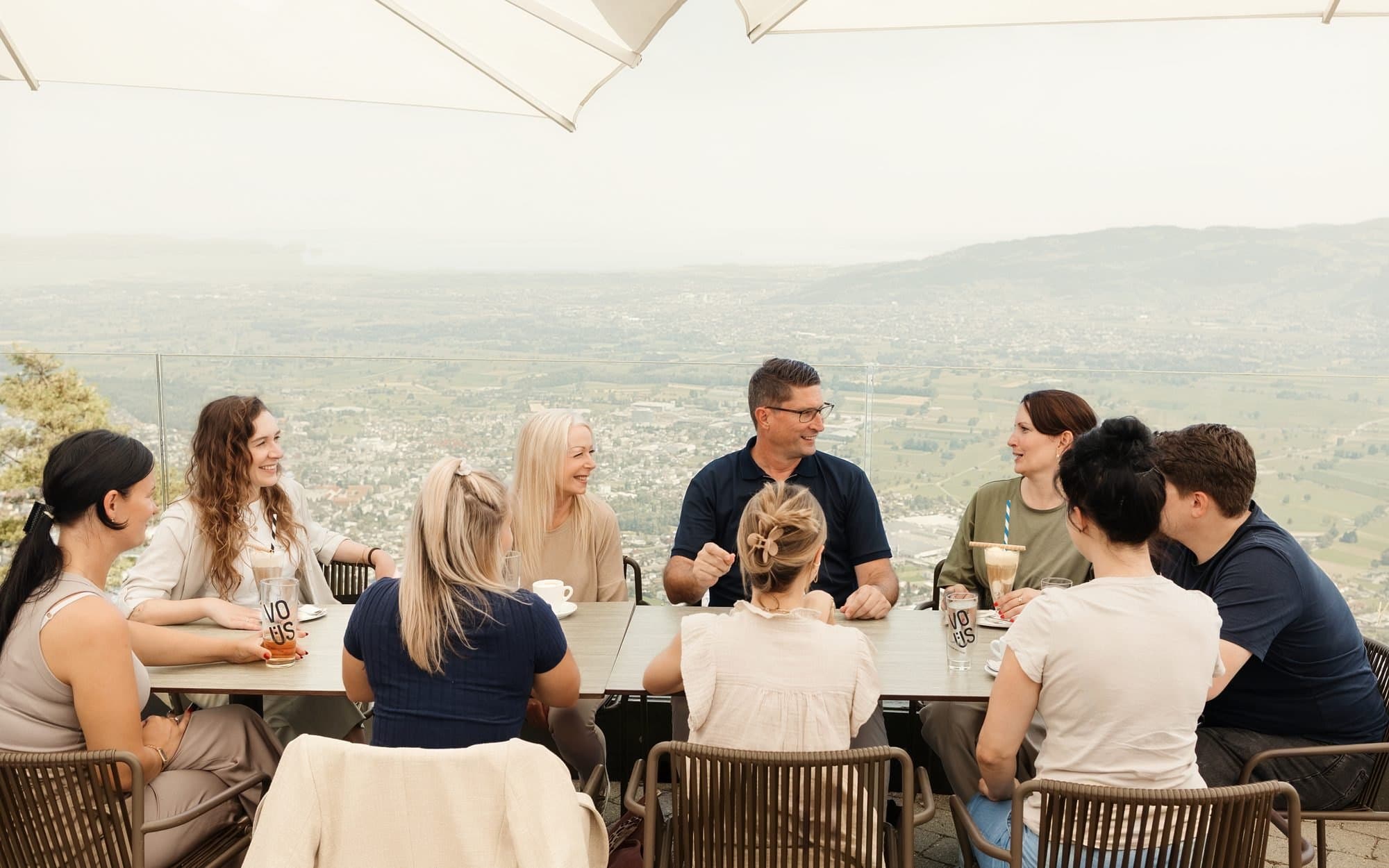 Mittagsrunden auf der Panorama-Terrasse mit Blick übers Rheintal